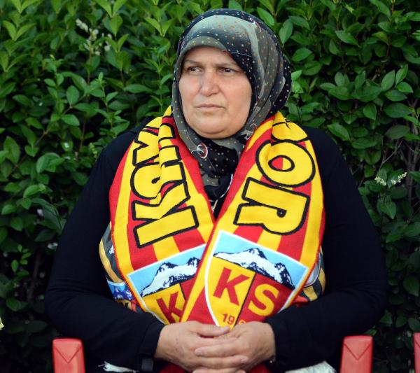 kayserispor-taraftari-gurbetci-gulyas-abla-antrenmani-izledi_8155_dhaphoto1.jpg