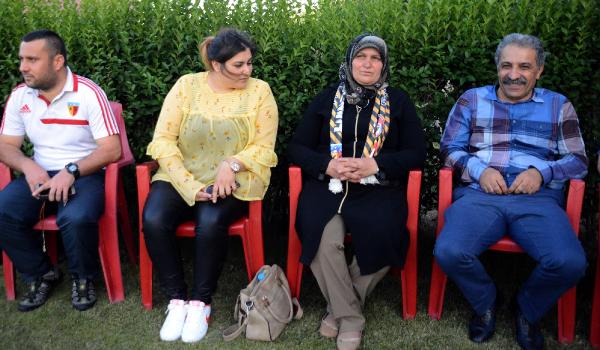 kayserispor-taraftari-gurbetci-gulyas-abla-antrenmani-izledi_8155_dhaphoto3.jpg
