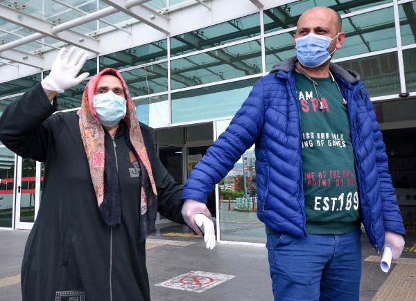 koronavirusu-yenen-kadin-uzuntuluyum-cift-geldim-tek-gidiyorum_4227_dhaphoto1.jpg