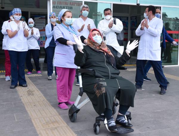koronavirusu-yenen-kadin-uzuntuluyum-cift-geldim-tek-gidiyorum_4227_dhaphoto9.jpg