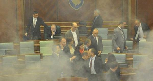 kosova-meclisine-gaz-bombasi-atildi_1592_dhaphoto3.jpg