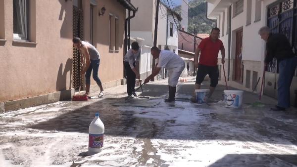 kosovada-koronaviruse-karsi-mucadelede-sokaklara-erkek-eli-degdi_5504_dhaphoto1.jpg