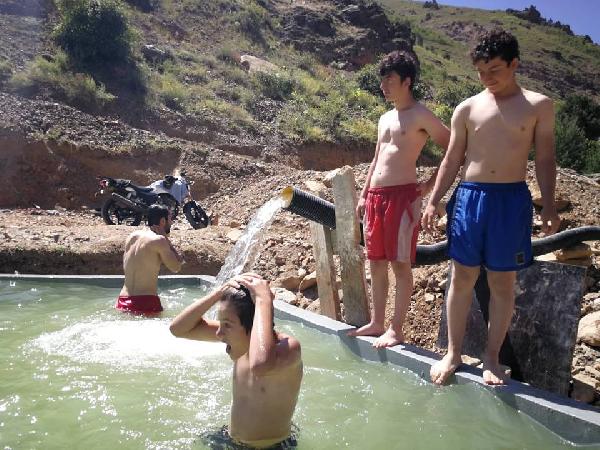 koyluler-kendi-yaptilari-havuzda-serinliyor_7440_dhaphoto5.jpg