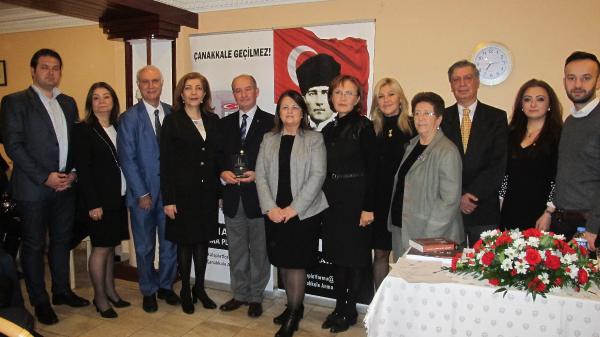 londrada-90.-yilinda-nutuk-ve-ataturk-kitaplari-konferansi_2004_dhaphoto2.jpg