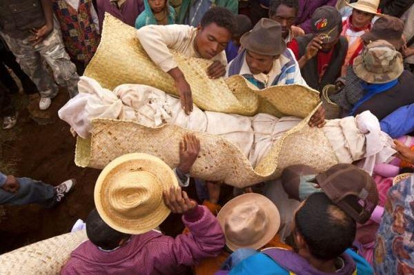 madagaskarda-salgin-nedeniyle-oluler-gunu-iptal-edildi_8091_dhaphoto4.jpg