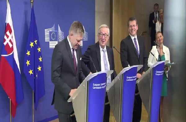 merkel-aradi-juncker-telefonu-yuzune-kapadi_1909_dhaphoto3.jpg