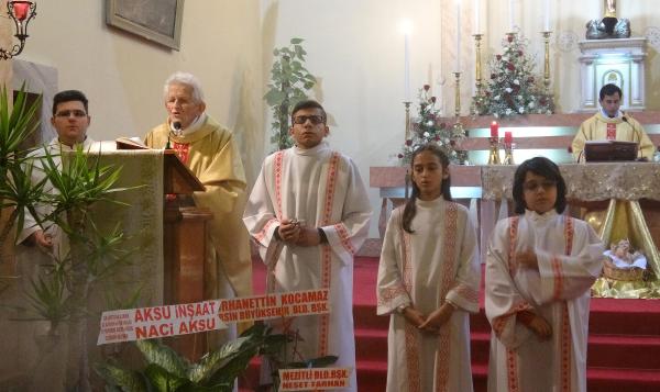 mersindeki-noel-ayininde-sehitler-icin-dua-edildi-2-_9833_dhaphoto5.jpg