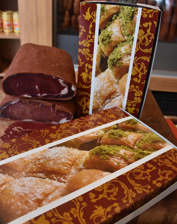 pastirma-ile-sucuga-gumruk-gecisi-icin-baklava-ve-lokum-kutusu_8135_dhaphoto4.jpg