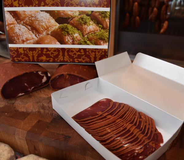 pastirma-ile-sucuga-gumruk-gecisi-icin-baklava-ve-lokum-kutusu_8135_dhaphoto6.jpg