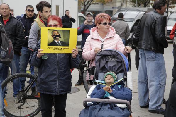 protestolarin-surdugu-bulgaristanda-basbakan-yardimcisi-simeonov-istifa-etti_1171_dhaphoto7.jpg