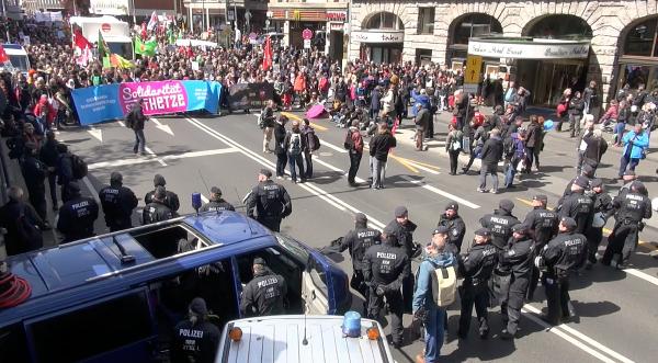 sag-populist-afd-kolnde-protesto-edildi_1611_dhaphoto1.jpg