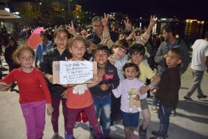 sakizda-gocmenlerden-turkiyeye-donmeyiz-direnisi_5579_dhaphoto1.jpg sakizda-gocmenlerden-turkiyeye-donmeyiz-direnisi_5579_dhaphoto1.jpg